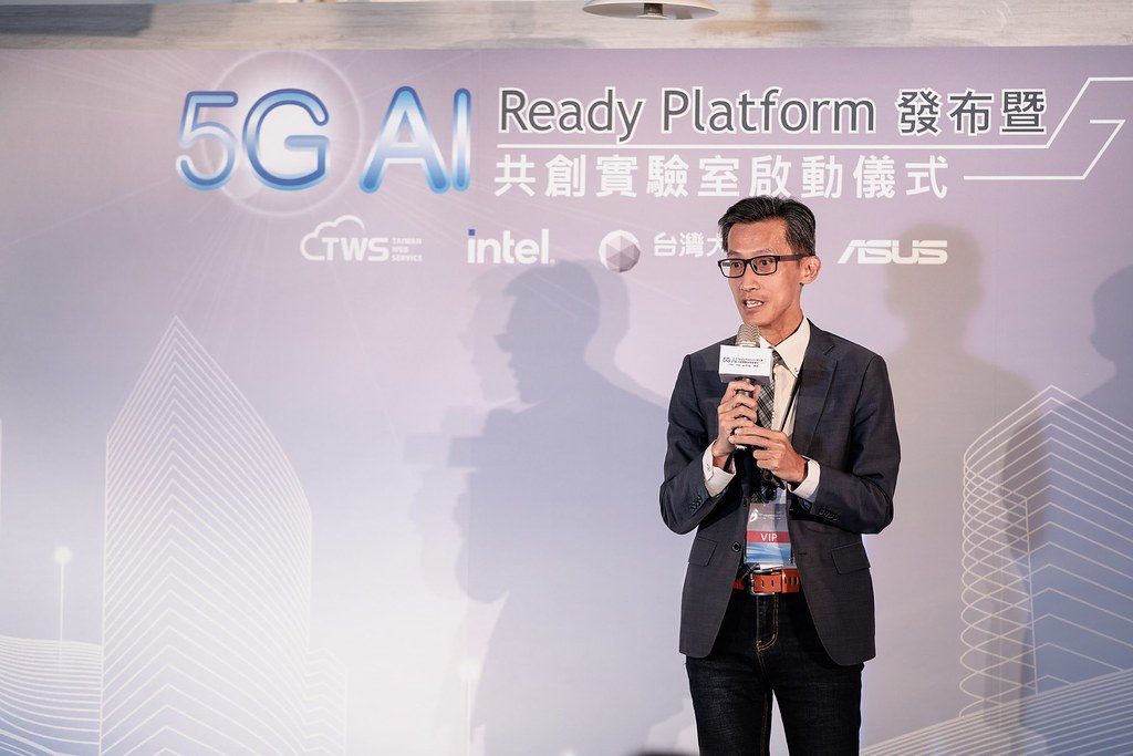 台灣大哥大副總經理王寶慶說明5G AI Ready Platform從基礎設施、先進通訊、資訊安全到智慧應用，全方位提供智慧化與自動化的隨選即用（Ready to use）雲平台解決方案，為客戶省下巨額投資及營運成本。