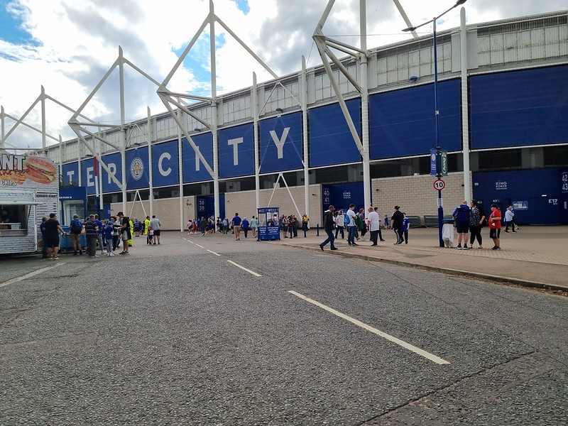 Outside The King Power Stadium<br/>© <a href="https://flickr.com/people/79613854@N05" target="_blank" rel="nofollow">79613854@N05</a> (<a href="https://flickr.com/photo.gne?id=52261107588" target="_blank" rel="nofollow">Flickr</a>)