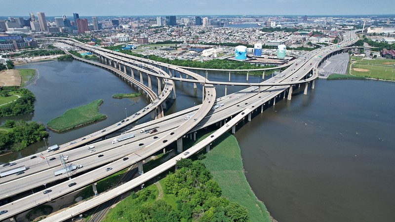 Interstate 395 interchange in Baltimore [02]<br/>© <a href="https://flickr.com/people/64873675@N00" target="_blank" rel="nofollow">64873675@N00</a> (<a href="https://flickr.com/photo.gne?id=52263067163" target="_blank" rel="nofollow">Flickr</a>)