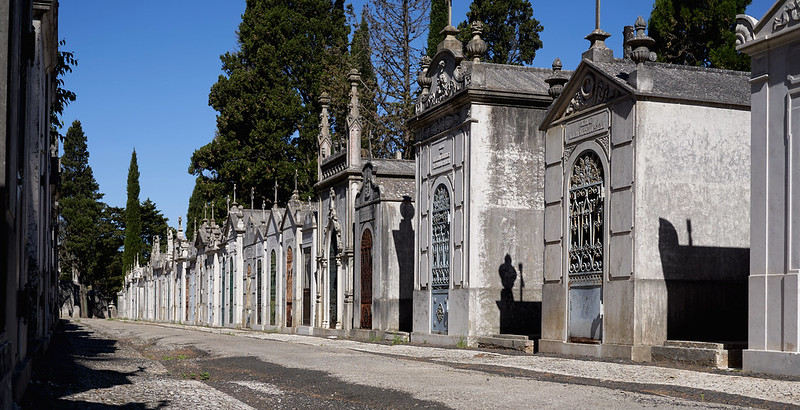 Cemitério de Prazeres, Lissabon<br/>© <a href="https://flickr.com/people/156107086@N08" target="_blank" rel="nofollow">156107086@N08</a> (<a href="https://flickr.com/photo.gne?id=52272067050" target="_blank" rel="nofollow">Flickr</a>)