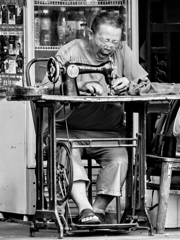 A tired street tailor<br/>© <a href="https://flickr.com/people/193575245@N03" target="_blank" rel="nofollow">193575245@N03</a> (<a href="https://flickr.com/photo.gne?id=52273954941" target="_blank" rel="nofollow">Flickr</a>)