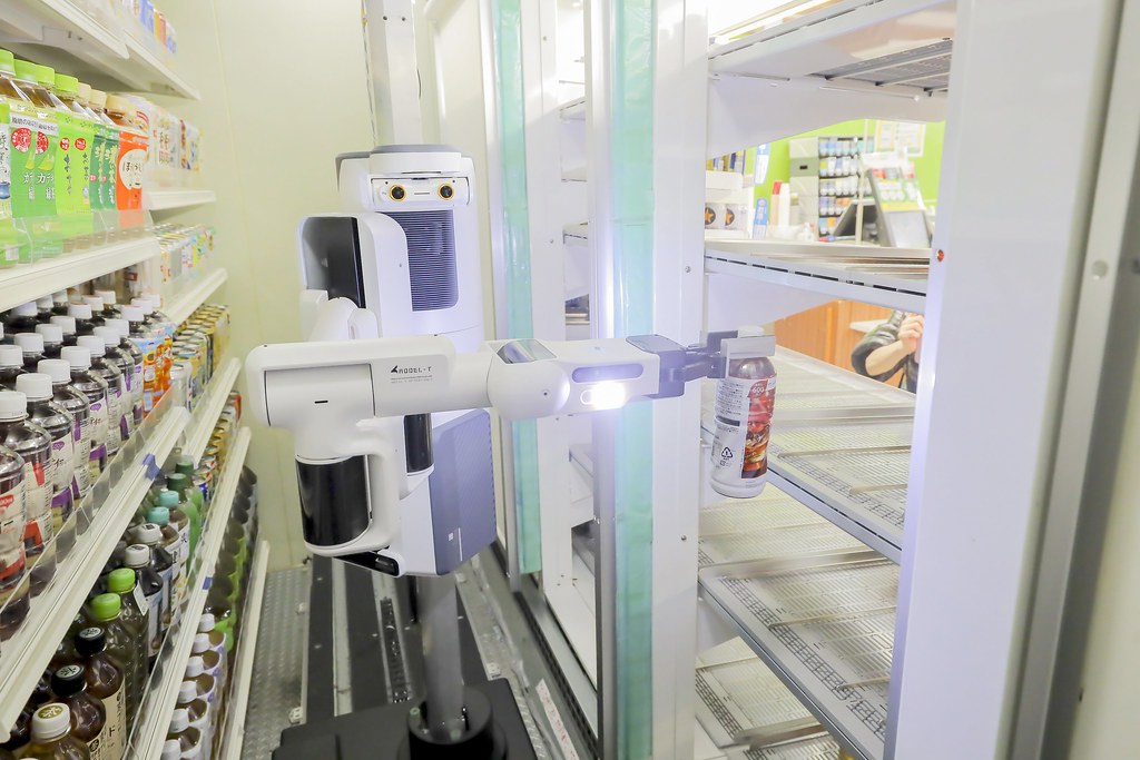 圖二_搭載 NVIDIA Jetson 的 TX SCARA 補貨機器人透過 AI 系統，為日本的全家便利商店飲料架自動補滿飲料