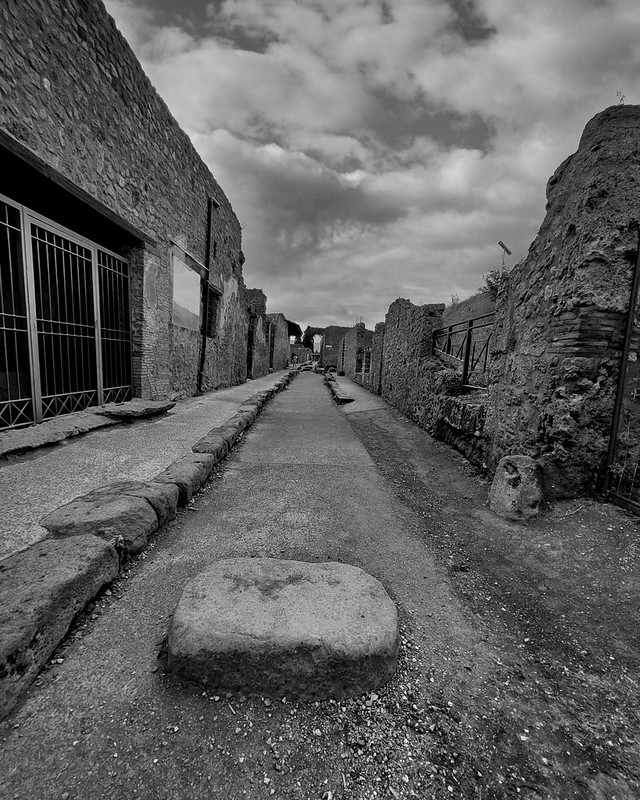 One Day on A Street in Pompeii<br/>© <a href="https://flickr.com/people/80729198@N00" target="_blank" rel="nofollow">80729198@N00</a> (<a href="https://flickr.com/photo.gne?id=52288453545" target="_blank" rel="nofollow">Flickr</a>)