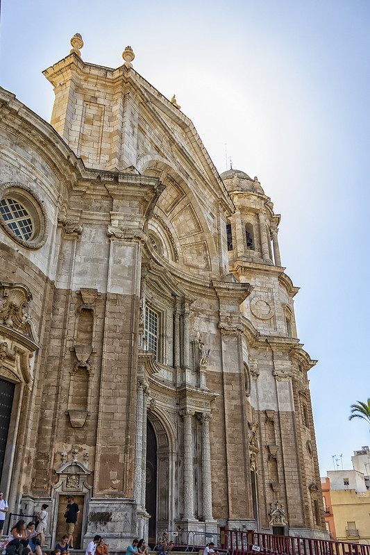 La imponente catedral de Cádiz<br/>© <a href="https://flickr.com/people/64304536@N04" target="_blank" rel="nofollow">64304536@N04</a> (<a href="https://flickr.com/photo.gne?id=52296192134" target="_blank" rel="nofollow">Flickr</a>)