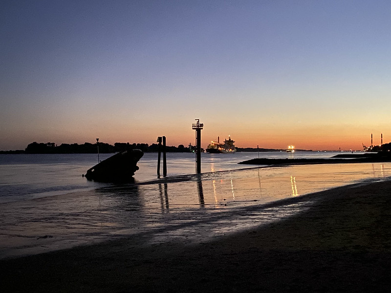 🇩🇪  Sunset by the Elbe river<br/>© <a href="https://flickr.com/people/45867871@N05" target="_blank" rel="nofollow">45867871@N05</a> (<a href="https://flickr.com/photo.gne?id=52298994694" target="_blank" rel="nofollow">Flickr</a>)