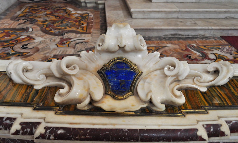 Marbres et lapis-lazuli, clôture du chœur de l'église, chartreuse San Martino, Vomero, Naples, Campanie, Italie.<br/>© <a href="https://flickr.com/people/50879678@N03" target="_blank" rel="nofollow">50879678@N03</a> (<a href="https://flickr.com/photo.gne?id=52303988920" target="_blank" rel="nofollow">Flickr</a>)