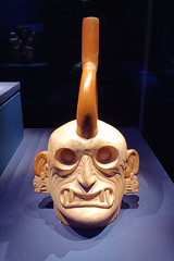 2022.06.18.053 EXPO PÉROU - Tête d'Ai Apaec dans le monde des ancêtres . Culture mochica (100-800 ap.JC)