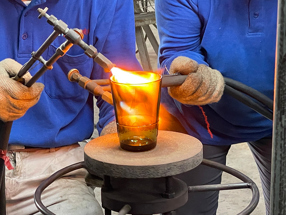 (圖二)海尼根結合在地知名玻璃回收製造工廠-春池玻璃，透過春池老老師傅的手藝，打造每一只獨一無二的「海尼根永續星釀里程杯」