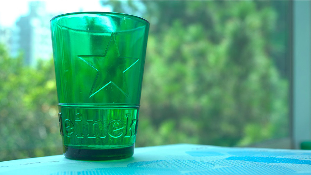 (圖三)「海尼根永續星釀里程杯」以海尼根經典綠搭配令人眼睛為之一亮的星星浮雕圖騰，清透質感不僅可為炎熱夏季飲品增添些許清涼