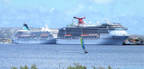 Cruise ships in Bonaire