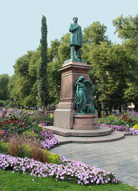 Statue of Johan Ludvig Runeberg, Helsinki<br/>© <a href="https://flickr.com/people/135924873@N02" target="_blank" rel="nofollow">135924873@N02</a> (<a href="https://flickr.com/photo.gne?id=52344385012" target="_blank" rel="nofollow">Flickr</a>)