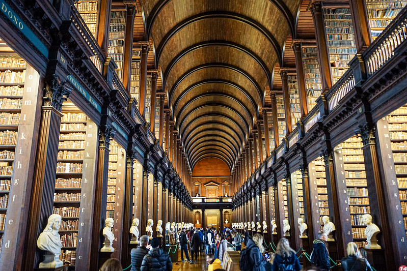 Trinity College Library<br/>© <a href="https://flickr.com/people/138177073@N04" target="_blank" rel="nofollow">138177073@N04</a> (<a href="https://flickr.com/photo.gne?id=52346887463" target="_blank" rel="nofollow">Flickr</a>)