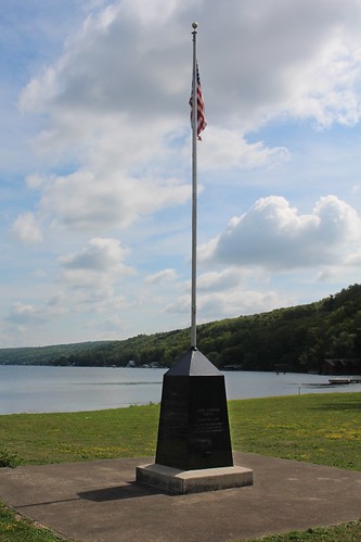 NY - Hammondsport: Champlin Beach - Curtiss Memorial Flagpole