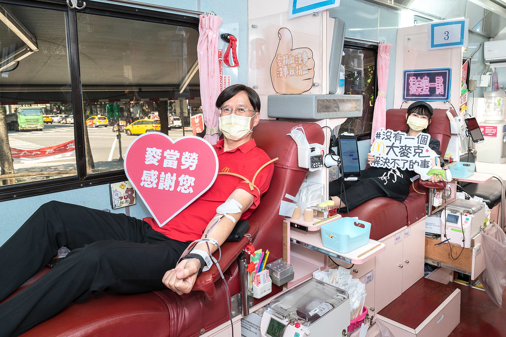 【圖說2】麥當勞今年再次攜手「台灣血液基金會」展開熱血行動，將目標族群鎖定首捐族，營運管理部副總裁楊世和(左)偕年輕同仁一起捐血響應。