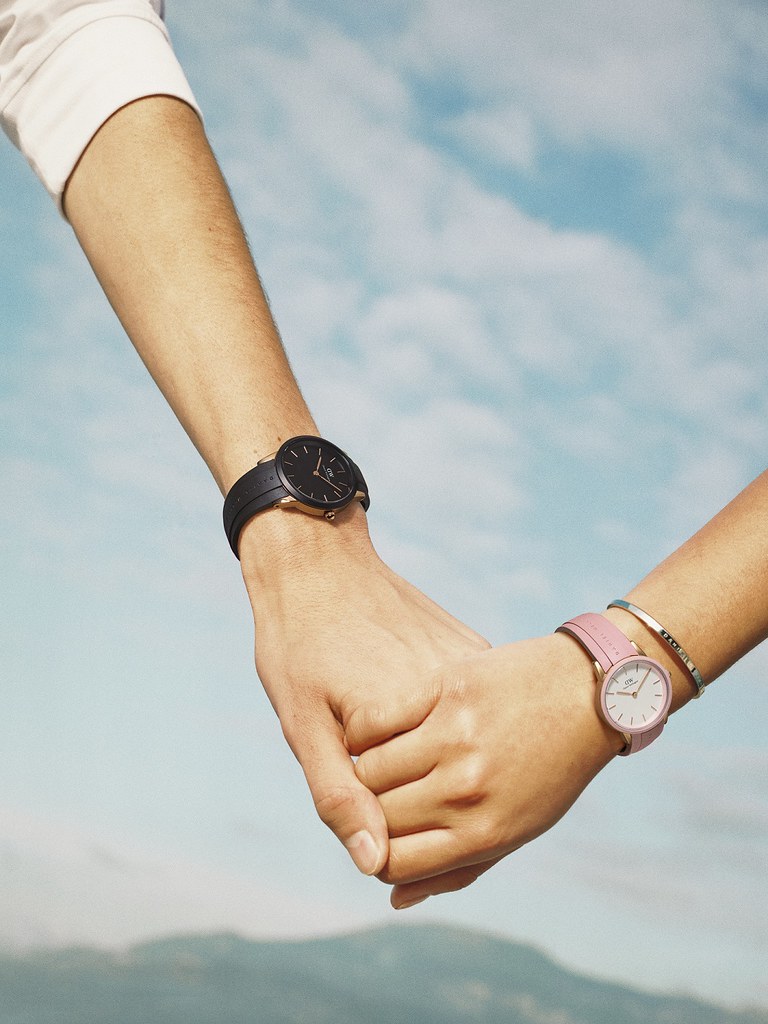 ICONIC PINK MOTION  千禧粉膠腕錶 無論單身自在遊玩或情侶出遊放閃都適宜！