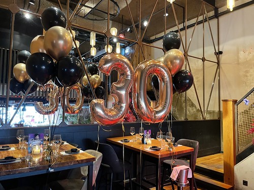 Table Decoration 6 balloons en Foilballoon Number 30 Birthday Cafe in the City Rotterdam