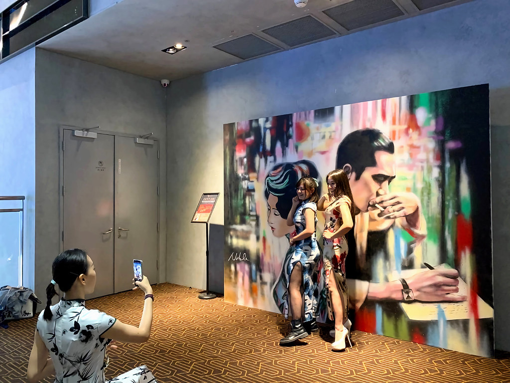 MUVIE-CINEMAS台北松仁威秀影城12樓，由香港藝術家Noble-Wong親手繪製向《花樣年華》致敬的壁畫成影迷打卡景點