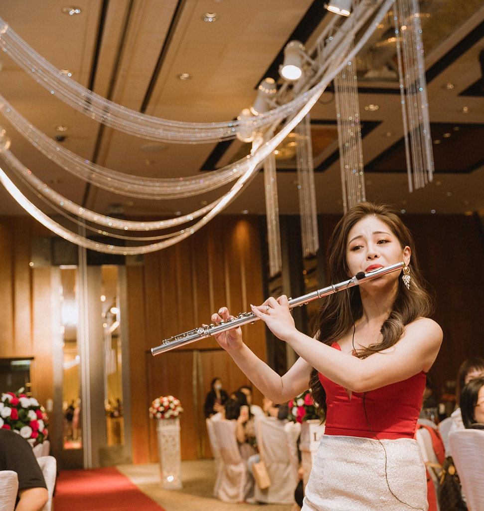 新聞照片-17LIVE長笛天后Queeny昆霓在婚禮場合能吹奏長笛演出又能擔任主持。（17LIVE_提供）