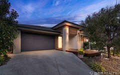 32 Flowerbloom Crescent, Clyde North VIC