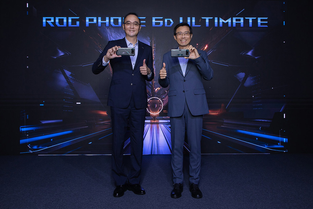 (右起)華碩共同執行長許先越與聯發科技總經理陳冠州一同揭示ROG-Phone-6D-Ultimate與ROG-Phone-6D。