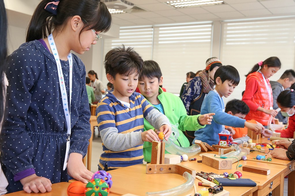 圖4) 第11屆索尼創意科學大賞「科學暨數位影像創作課程」邀請來自專業領域的創意發想講師，以突破舊有思維的方式引導進入初選團隊的小朋友們，動手動腦探索更多創作的可能！