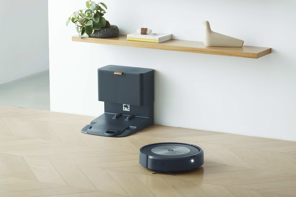 圖說：iRobot 在地板清潔技術上日益精進，業界第一開啟自動集塵座新紀元！新一代Roomba j7+具備獨特前置鏡頭，精準避開障礙物。