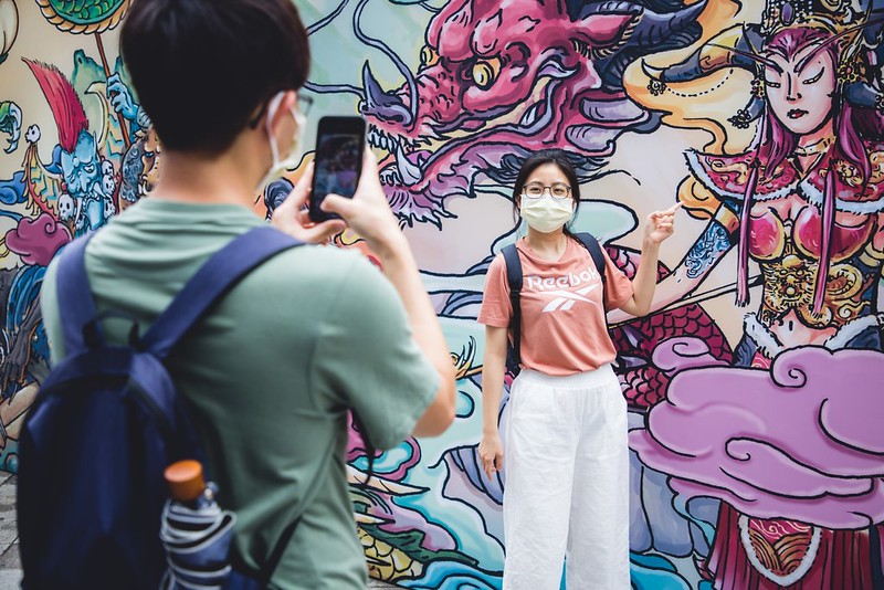 陳怡揚創作的巨幅壁畫以台灣傳統繪畫風格呈現出天譴軍團及艾澤拉斯聯軍激烈交戰的場景，儼然成為本周末迪化街最熱門的拍照亮點！