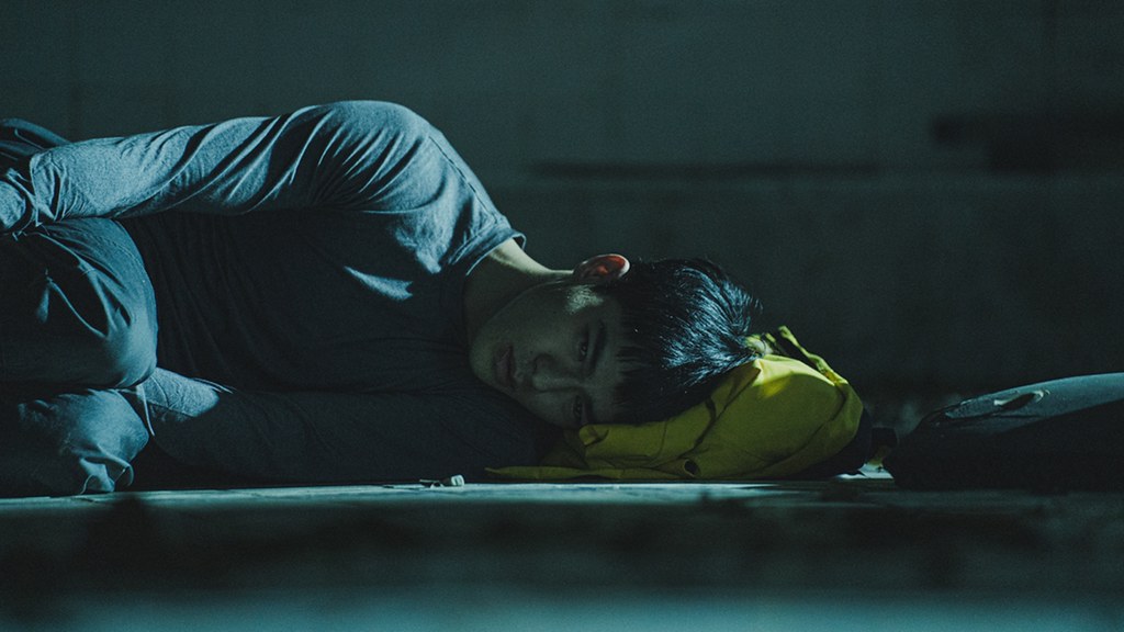 20220926威視電影《罪後真相》劇照03-陳昊森躺在冰冷地板上，神情孤獨