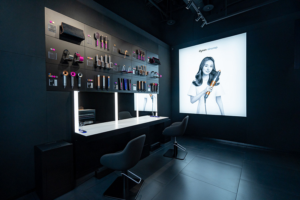 在體驗店限定的-Beauty-Lab-美髮專區，消費者可以親身體驗-Dyson-美髮造型器或吹風機。_1
