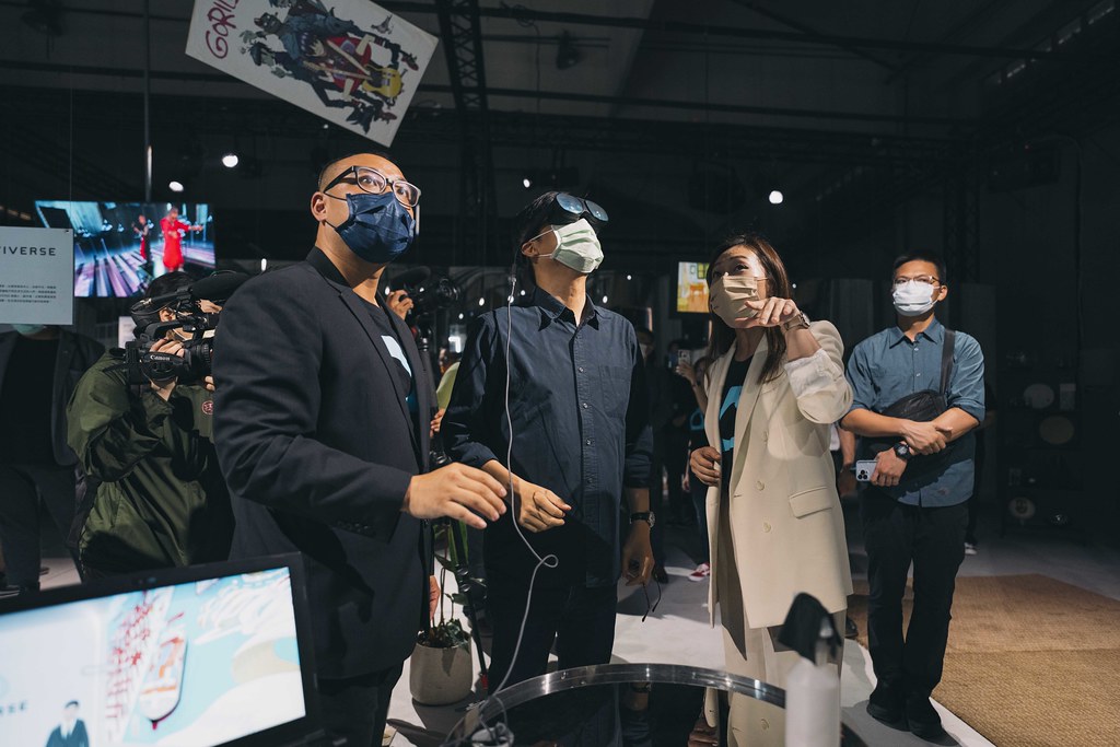 圖1-高雄市長陳其邁親自體驗HTC為《LOG ING》展所打造的NFT虛擬展館