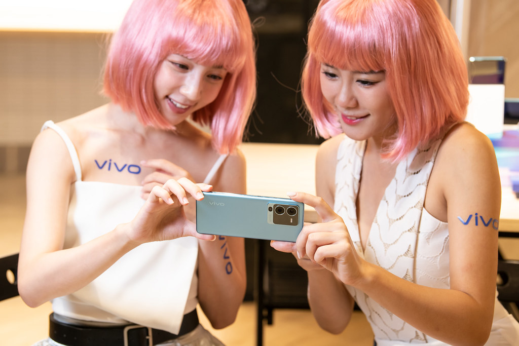 vivo V25 5G系列預購空前熱況 顏宇宙神機「時尚金」、「水漾藍」瘋狂吸粉