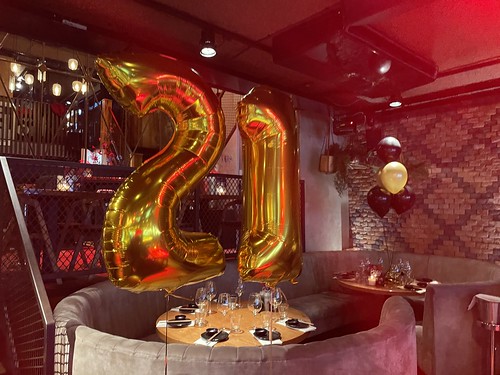 Table Decoration 6 balloons Foilballoon Number 21 Birthday Cafe in the City Rotterdam