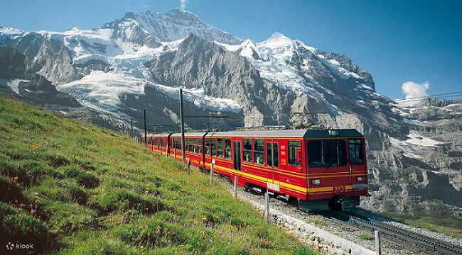 (圖4) 乘坐少女峰百年景觀列車，踏上歐洲最高火車站「歐洲之巔」，俯瞰連綿不絕的雪山