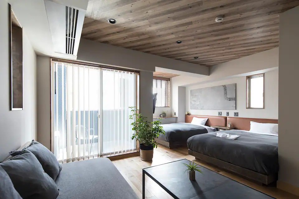 【新聞照片一】HOTEL VINTAGE TOKYO 內裝設計採用當代簡約風，以淺色牆面搭配木質的地板和家具，加上深色系的家飾點綴其中，品味可說是既摩登又成熟