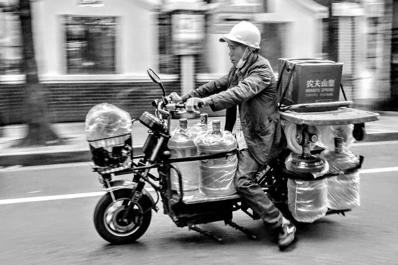 Potable water delivery man<br/>© <a href="https://flickr.com/people/193575245@N03" target="_blank" rel="nofollow">193575245@N03</a> (<a href="https://flickr.com/photo.gne?id=52422867263" target="_blank" rel="nofollow">Flickr</a>)