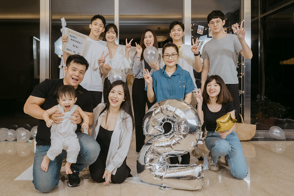 SJwedding鯊魚婚紗婚攝團隊在台北自宅拍攝的生日派對親子寫真以及全家福寫真