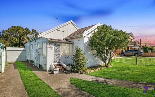 8 Chaseling St, Greenacre NSW 2190