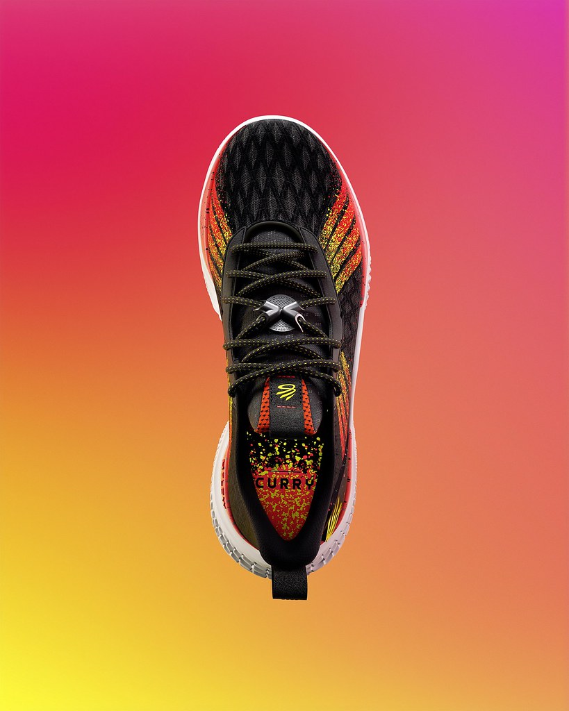 Curry Flow 10鞋面改良UA Warp細部編織方式，其作用就像安全帶般能將穩穩鎖定雙腳。