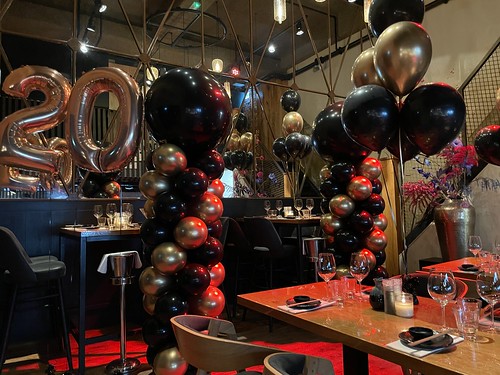 Balloon Column Wide Round Table Decoration 6 balloons Foilballoon Number 20 Birthday Cafe in the City Rotterdam