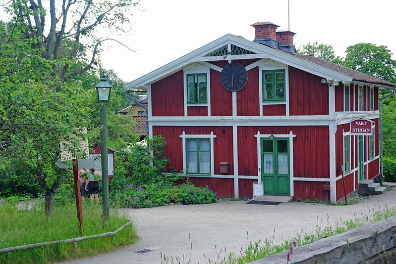Vaktstugan (guard house) at Skansen, Stockholm<br/>© <a href="https://flickr.com/people/38743501@N08" target="_blank" rel="nofollow">38743501@N08</a> (<a href="https://flickr.com/photo.gne?id=52448089819" target="_blank" rel="nofollow">Flickr</a>)