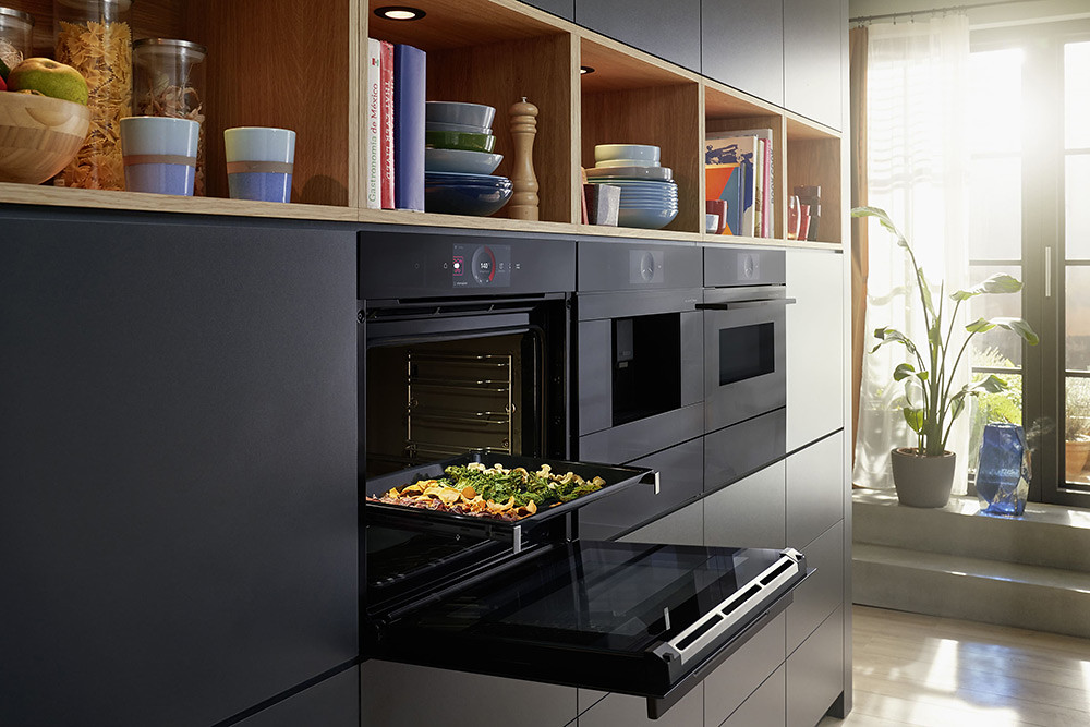 全新8系列烤箱搭載健康高效蒸氣科技(Steam-Function-Plus)，最高溫度可達到120度，烹飪馬鈴薯、胡蘿蔔和豆類等食物的速度比純蒸氣烹飪快-35_。