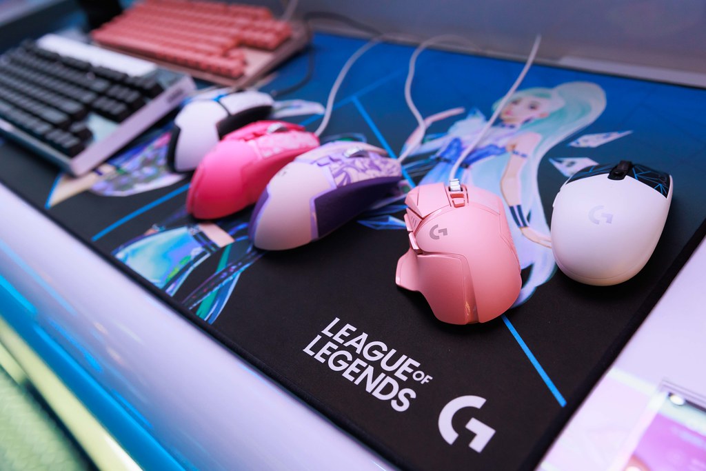 圖說06：Logitech G全新推出的「英雄聯盟 - 星光戰士」聯名系列，包含G502 HERO高效能遊戲滑鼠，將以粉色力量搶攻玩家的心。