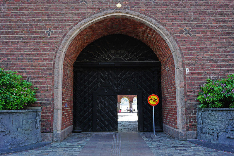 Entrance to Stockholm City Hall<br/>© <a href="https://flickr.com/people/38743501@N08" target="_blank" rel="nofollow">38743501@N08</a> (<a href="https://flickr.com/photo.gne?id=52488783981" target="_blank" rel="nofollow">Flickr</a>)
