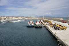 Frachtschiff im Hafen von Garrucha, Andalusien
