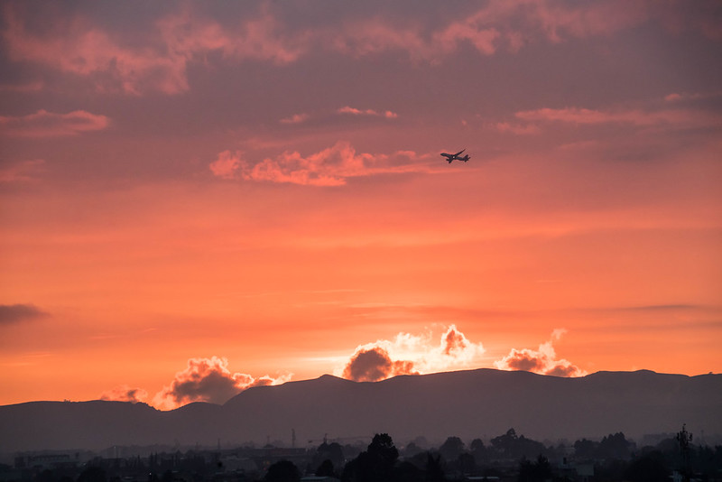 Airplane and Sunset over Bogota, Colombia<br/>© <a href="https://flickr.com/people/34325628@N05" target="_blank" rel="nofollow">34325628@N05</a> (<a href="https://flickr.com/photo.gne?id=52500883466" target="_blank" rel="nofollow">Flickr</a>)