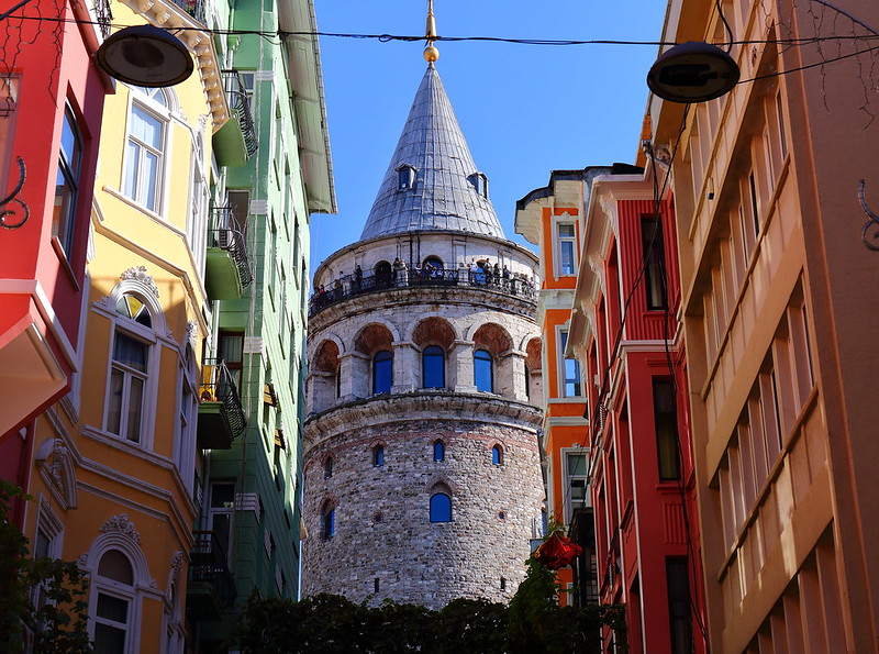 Galata Tower<br/>© <a href="https://flickr.com/people/94554473@N00" target="_blank" rel="nofollow">94554473@N00</a> (<a href="https://flickr.com/photo.gne?id=52502524126" target="_blank" rel="nofollow">Flickr</a>)