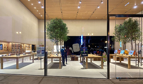 Apple Store at FIFTH+BROADWAY - Downtown Nashville