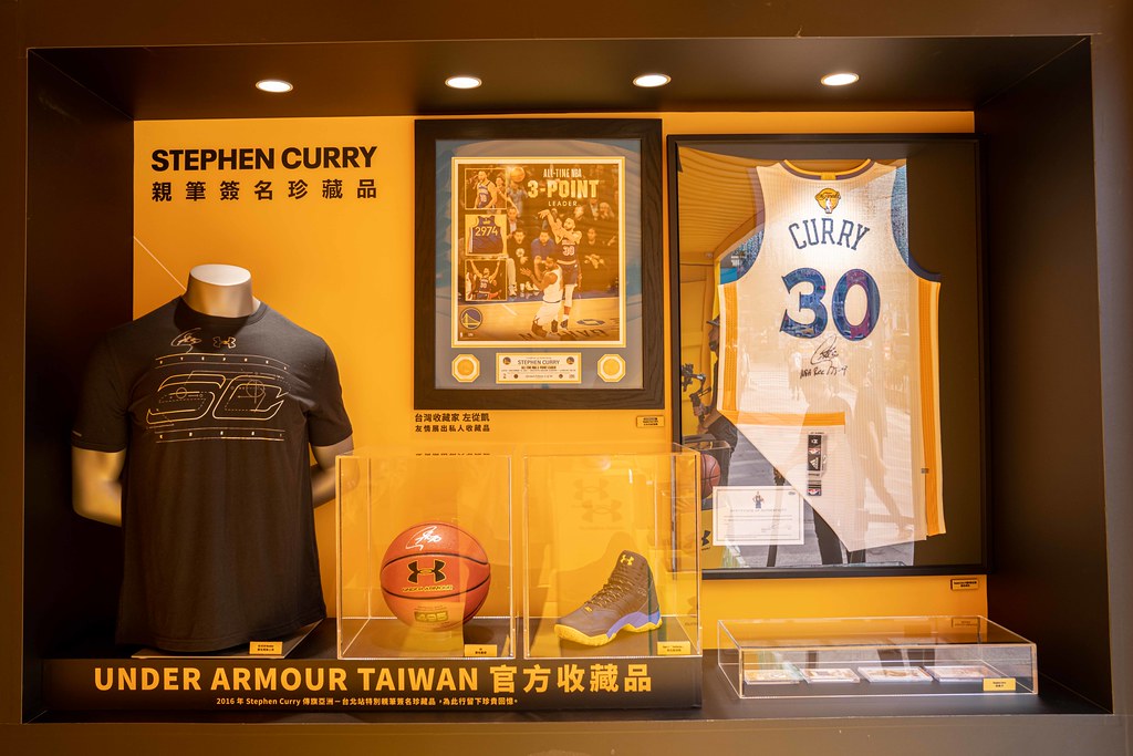 UA首度展出多項Stephen Curry親筆簽名珍藏逸品，與球迷一同回味當年球迷見面會的盛況！ (2)