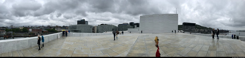 20220521_i05 Panorama of the roof of the neat opera house (& splinched people) in Oslo, Norway<br/>© <a href="https://flickr.com/people/72616463@N00" target="_blank" rel="nofollow">72616463@N00</a> (<a href="https://flickr.com/photo.gne?id=52509711726" target="_blank" rel="nofollow">Flickr</a>)
