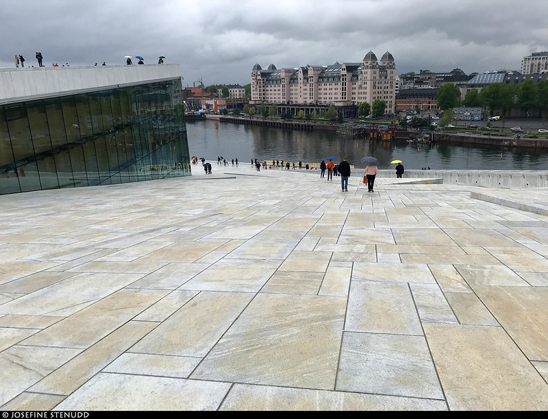 20220521_i07 Slope down from the roof of the neat opera house in Oslo, Norway<br/>© <a href="https://flickr.com/people/72616463@N00" target="_blank" rel="nofollow">72616463@N00</a> (<a href="https://flickr.com/photo.gne?id=52510190865" target="_blank" rel="nofollow">Flickr</a>)